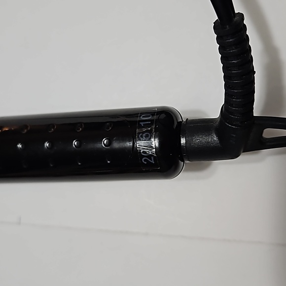 Red by Kiss Curling Iron Model KC105 1.25" - Picture 7 of 7